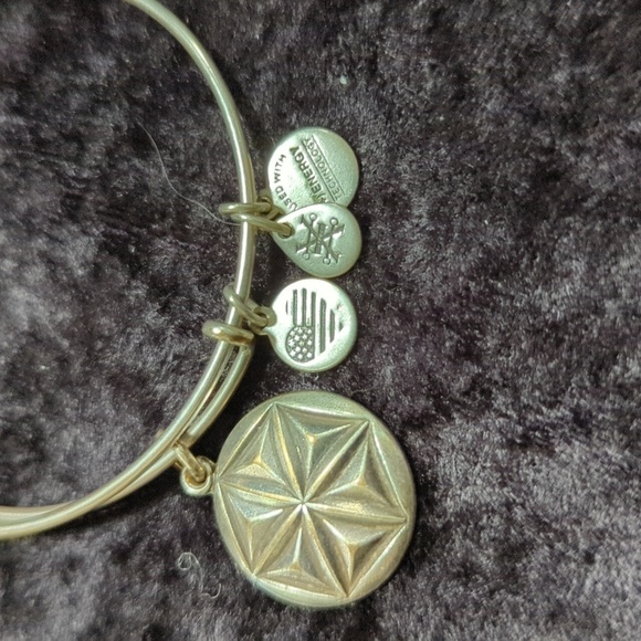 Alex & Ani Aphrodites Flower 2016 Silver Tone Charm Bracelet - Picture 4 of 4